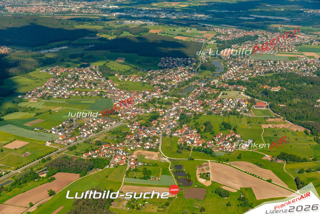 Das Luftbild zeigt :  Heroldsbach - Die Luftaufnahme wurde 2024 vom UL-Flugzeug aus erstellt ( keine Drohne ) - Hochauflösende Luftaufnahme - Für grossformatige Ausdrucke geeignet. Die Geschenkidee !Mit Lizenz und Bildrechte bestellbar