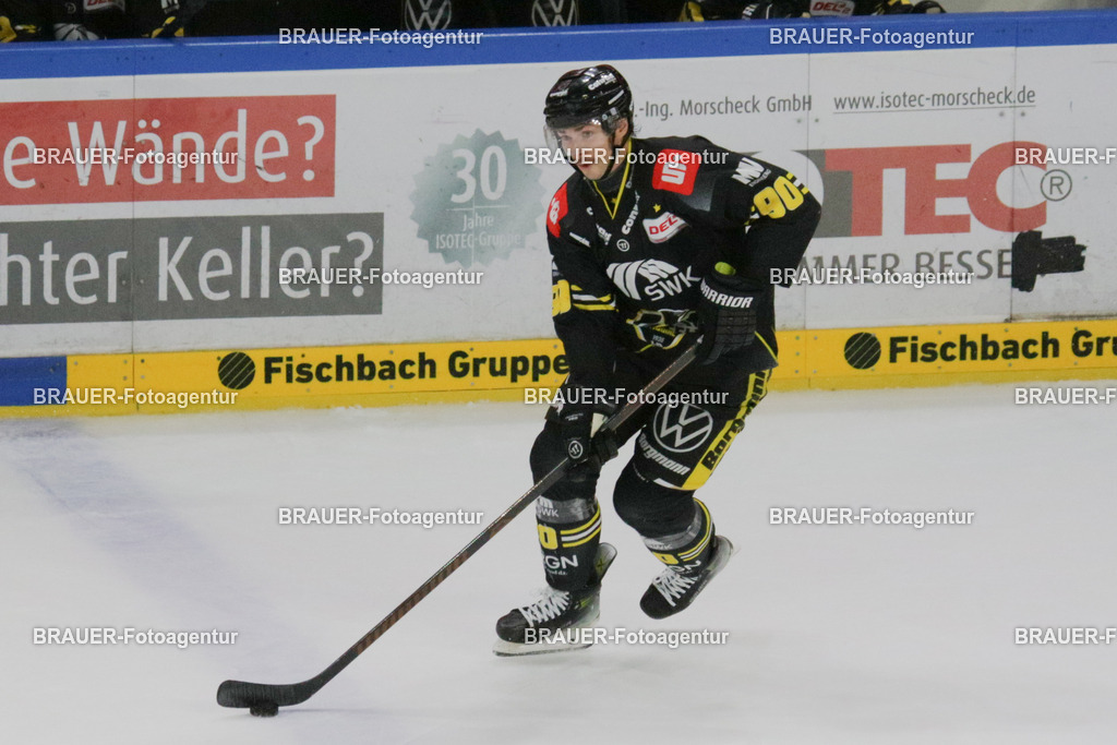 14.11.2025 Krefeld Pinguine - BLue Devils Weiden | Krefeld, Deutschland, 14.11.2025: Adam Payerl (Krefeld Pinguine) in Aktion während des DEL2-Spiels zwischen Krefeld Pinguine - Blue Devils Weiden am 14.11. 2025 in der Yayla-Arena in Krefeld, Deutschland. (Foto Ralph Görtz / Brauer-Fotoagentur)
