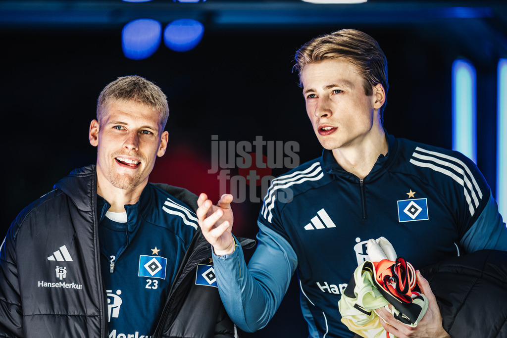 Fußball | Männer | Saison 2025/2026 | 1. Fußball-Bundesliga | 28. Spieltag | Hamburger SV vs. FC Augsburg | 04.04.2026 | v.l. Albert Gronbaek (#23, HSV) und Sander Tangvik (#12, HSV) auf dem Weg ins Stadion