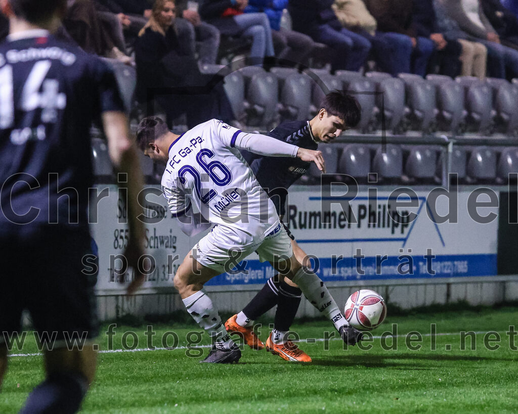 2024-03-15_011_FC_Schwaig_gegen_1_FC_Garmisch-Partenkirchen | Oberding, Deutschland, 15.03.2024:
Fußball, Landesliga Südost 2023 / 2024, 25. Spieltag, FC Schwaig gegen 1. FC Garmisch-Partenkirchen, Endergebnis: 4:0

Moritz Müller (1. FC Garmisch-Partenkirchen, #26), Roman Mavdryk (FC Schwaig, #3)

Foto: Christian Riedel / fotografie-riedel.net