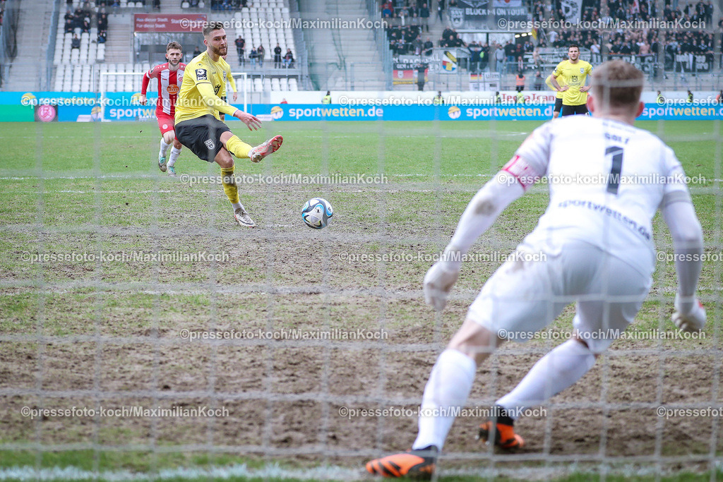 RWE3Liga17022401075 | 17.02.2024, Essen, Fußball, bwin 3. Liga Herren, Stadion an der Hafenstraße, 24. Spieltag Saison 2023 2024, Rot-Weiss Essen – SSV Ulm 1846:  Felix Higl (SSV Ulm 1846) verwandelt den Elfmeter zum 2:0. 
DFB regulations prohibit any use of photographs as image sequences and or quasi-video.