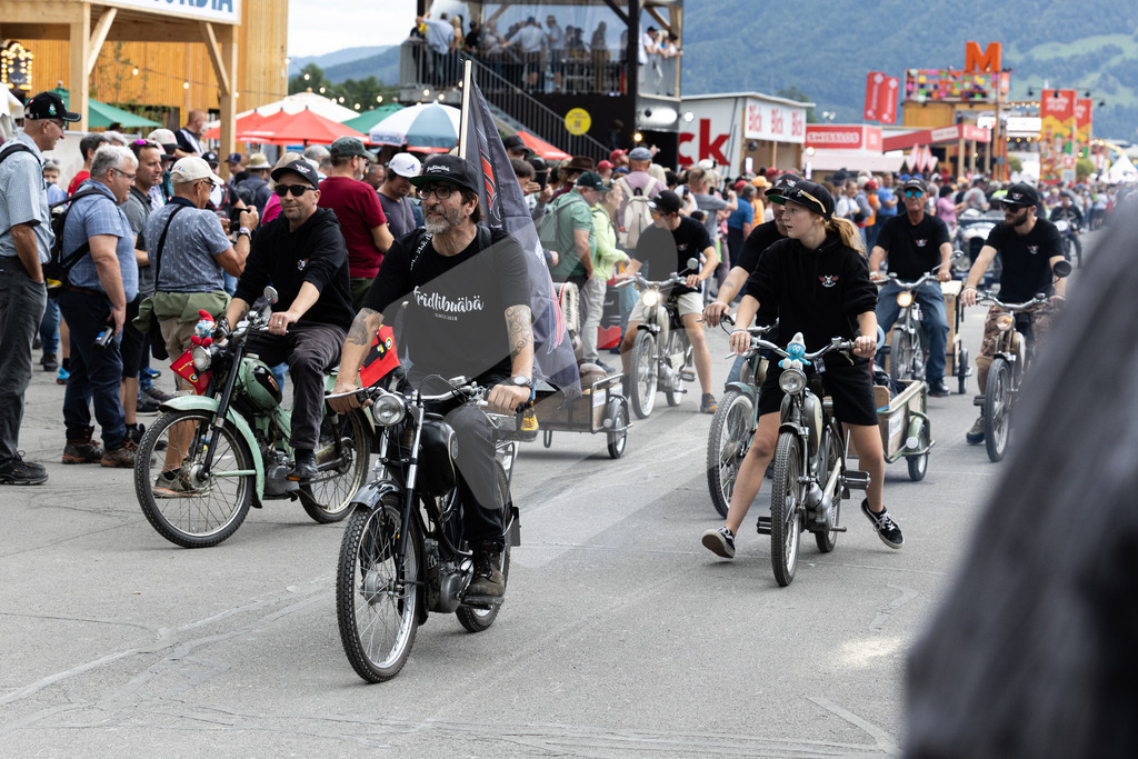 ESAF2025_Freitag_4128 | Die Schwinger des Schwyzer Kantonalen Schwingerverbandes: Fotos, die Dynamik und Leidenschaft festhalten, sowie emotionale Momente aus dem traditionellen Schwingsport zeigen. - Realisiert mit Pictrs.com