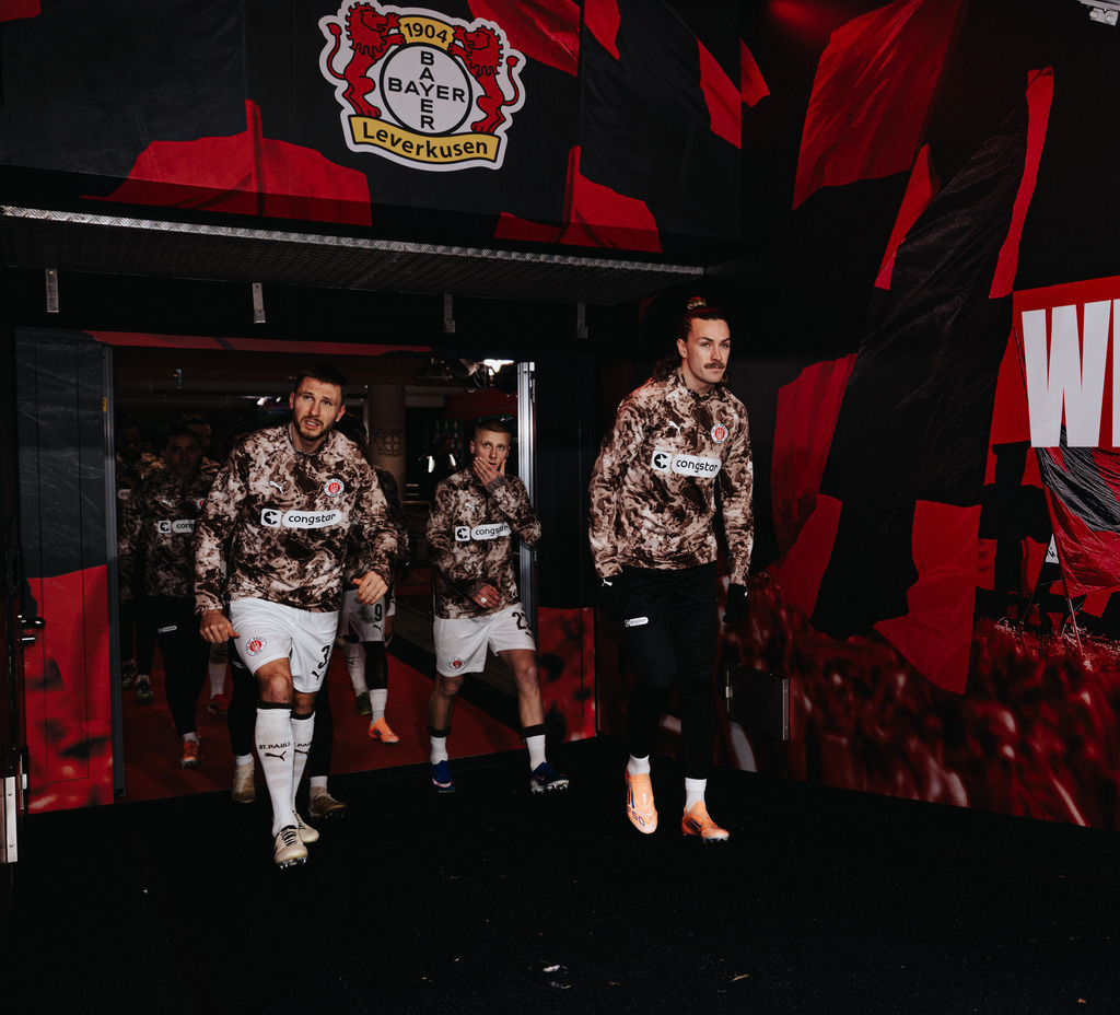 FCS01801 | Der offizielle Shop für FC St. Pauli Fotos. Wähle aus Spielszenen & Fanmomenten dein FCSP Wunschformat. Wir liefern Millerntor-Atmosphäre.