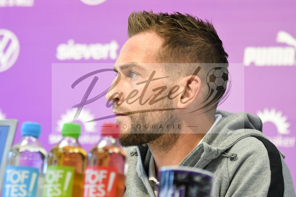 20200228_PKOSNA_0018 | Fussball, Herren: Marc Heider (VfL Osnabrueck) schaut waehrend der Pressekonferenz des VfL Osnabrueck im Presseraum des Stadion an der Bremer Bruecke am 28.02.2020 in Osnabrueck, Deutschland. - Realisiert mit Pictrs.com