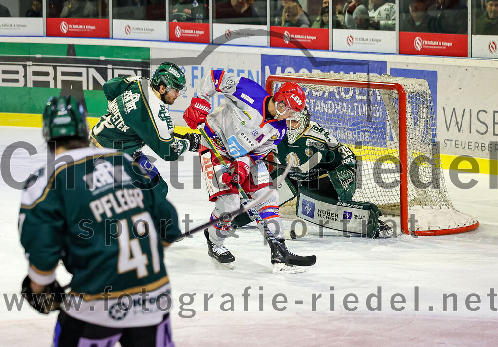 2025-11-30_075_TSV_Erding_gegen_EC_Peiting | Erding, Deutschland, 30.11.2025:Eishockey, Oberliga Süd 2025 / 2026, 22. Spieltag, TSV Erding gegen EC Peiting, Endergebnis: 5:1Marc Schmidpeter (Erding Gladiators, #33), Torwart Leon Meder (Erding Gladiators, #39)Foto: Christian Riedel / fotografie-riedel.net