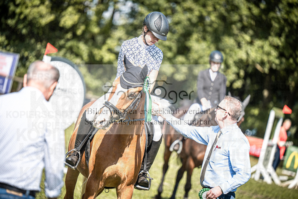 Z63_0056 | Entdecke hochwertige Reitturnierfotos von Foto Oger. Professionell, emotional und authentisch – jetzt Lieblingsmomente im Shop bestellen.Deutschlandweite Turnierfotografie. - Realisiert mit Pictrs.com