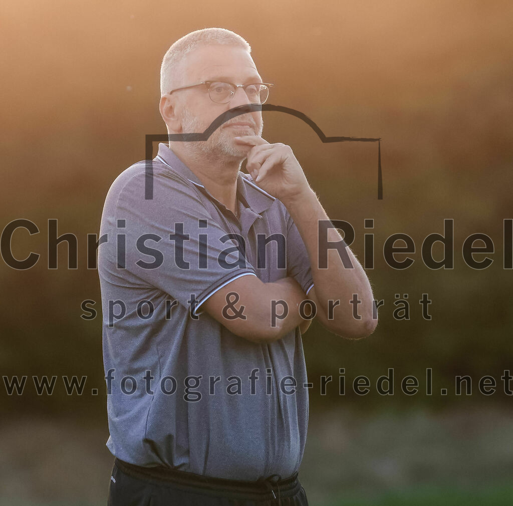 2023-07-20_034_FC_Finsing_gegen_TSV_Wartenberg | Finsing, Deutschland, 20.07.2023:
Fußball, Kreisliga 2023 / 2024, Testspiel, FC Finsing gegen TSV Wartenberg, Endergebnis: 1:0

Trainer Christian Grüll (TSV Wartenberg)

Foto: Christian Riedel / fotografie-riedel.net