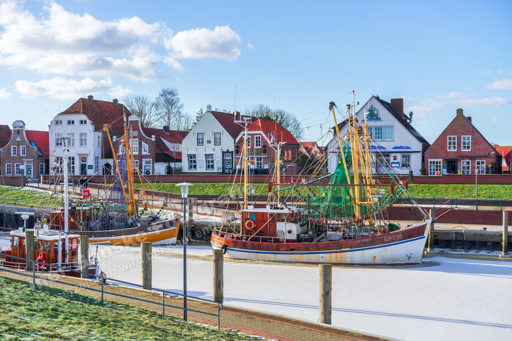 010 Greetsiel Schnee - 12-02-2021 -R Ganske | Onlineshop mit Bildern von Stränden, Häfen und Meer. Leinwände, Poster, Kalender und andere Materialien erhältlich. Kommerzielle Lizenzen möglich.  - Realisiert mit Pictrs.com