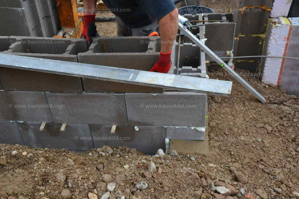 Schalsteinmauerwerk | Arbeiter beim Versetzen von Betonschalsteinen