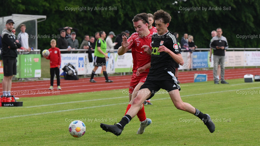 Gettorfer SC vs MTV Dänischenhagen | Ben Lipfert (Gettorf #11) / Tom Pannek (Dänischenhagen #16) / Fußball-Verbandsliga Ost Männer 2024/2025 / Gettorfer SC vs MTV Dänischenhagen / Sportpark 1 / Gettorf / 24.05.25 - Realisiert mit Pictrs.com