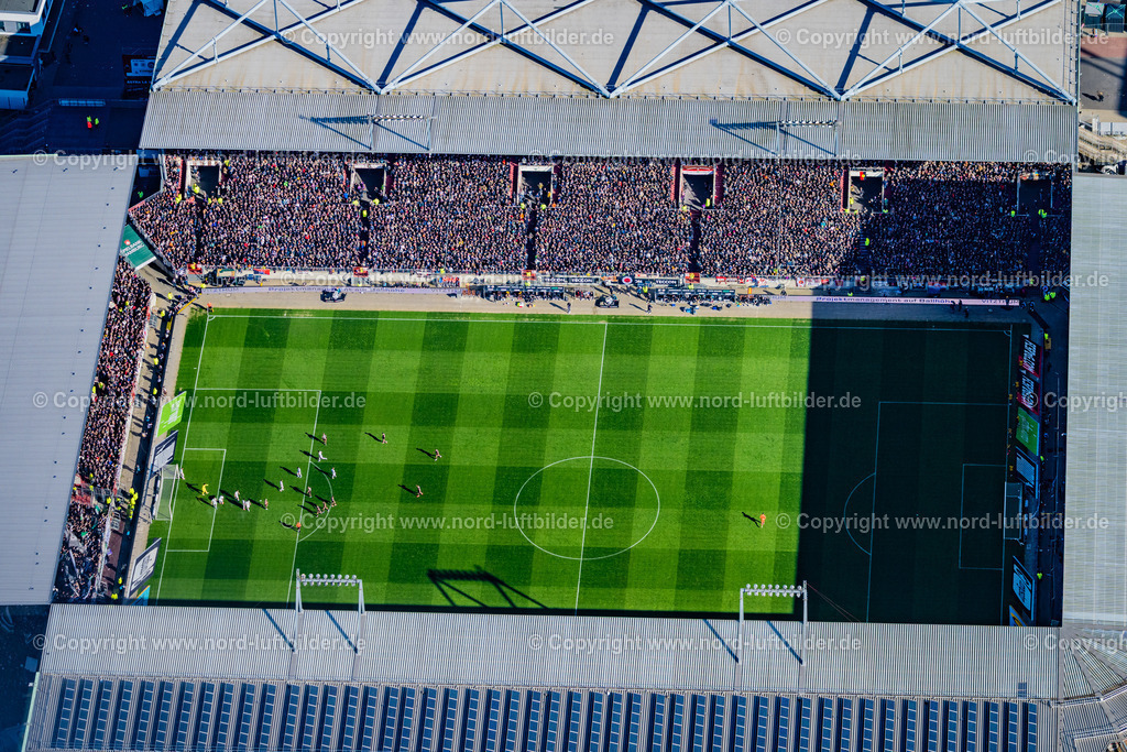 Hamburg_Millerntor_Stadion_St_Pauli_Gegen_Mönchengladbach_ELS_2923060525 | HAMBURG 06.04.2025 Sportstätten-Gelände der Arena des Stadion " Millerntor-Stadion " am Harald-Stender-Platz im Ortsteil Sankt Pauli in Hamburg, Deutschland. Weiterführende Informationen bei: Fußball-Club St. Pauli v. 1910 e.V.,  Professor Pfeifer und Partner Ingenieurbüro für Tragwerksplanung GmbH,  SHA Scheffler Helbich Architekten GmbH. // Sports facility grounds of the arena of the stadium "Millerntor- Stadion" in am Heiligengeistfeld in the St. Pauli district in Hamburg, Germany. Further information at: Fussball-Club St. Pauli v. 1910 e.V.,  Professor Pfeifer und Partner Ingenieurbuero fuer Tragwerksplanung GmbH,  SHA Scheffler Helbich Architekten GmbH. Foto: Martin Elsen