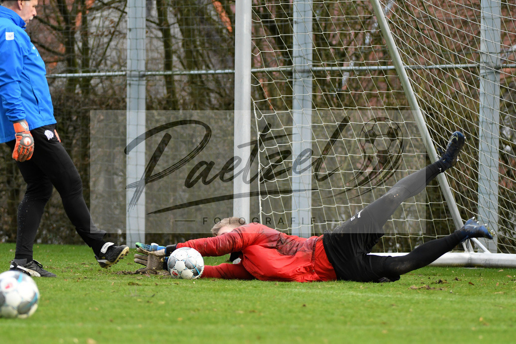 20200225_TRAOSN_0046 | Fussball, Herren: Torhueter Laurenz Beckemeyer (VfL Osnabrueck) haelt einen Ball, mit einer Parade waehrend der Trainingseinheit des VfL Osnabrueck im Sportpark Illoshoehe am 25.02.2020 in Osnabrueck, Deutschland. - Realisiert mit Pictrs.com