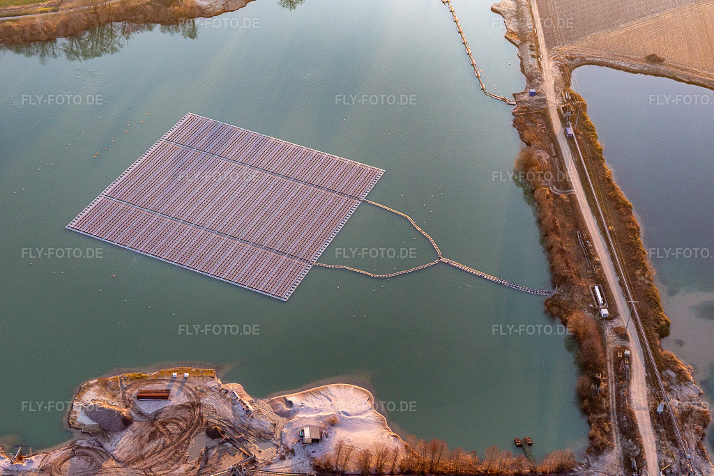 Luftbild: Schwimmende Photovoltaik-Insel auf dem Baggersee in Leimersheim im Bundesland Rheinland-Pfalz in Deutschland. Foto: IMG_130873.jpg vom 09.03.2022 durch Werner Riehm/FLY-FOTO.de