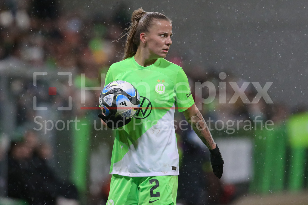 Fussball, DFB-Pokal Frauen, VfL Wolfsburg - SV Werder Bremen | v.li.: Lynn Wilms (VfL Wolfsburg, 2) beim Einwurf, Aktion, Action, Spielszene, Portrait, Nahaufnahme, Einzelfoto, Einzelbild, DIE DFB-RICHTLINIEN UNTERSAGEN JEGLICHE NUTZUNG VON FOTOS ALS SEQUENZBILDER UND/ODER VIDEOÄHNLICHE FOTOSTRECKEN. DFB REGULATIONS PROHIBIT ANY USE OF PHOTOGRAPHS AS IMAGE SEQUENCES AND/OR QUASI-VIDEO.