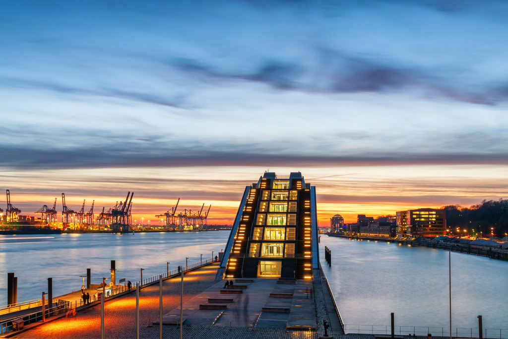 10240506 - Blaue Stunde am Dockland | Wunderschöne Abendstimmung am Altonaer Hafen.