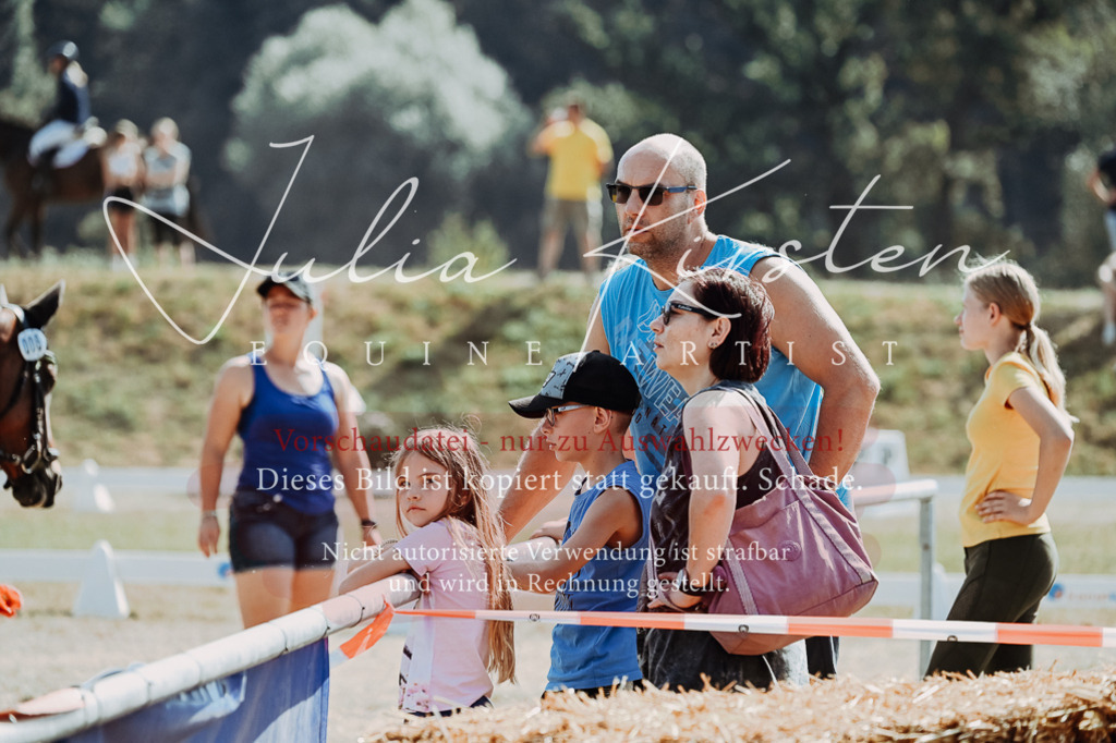 DSC_9424 | Pferde- und Turnierfotografie in Westsachsen. Pferdeportraits, Auftragszeichnungen und intuitive Kunst.