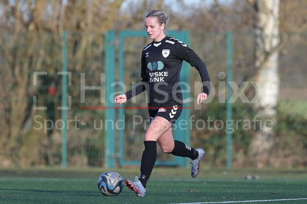 Fussball, Testspiel Frauen, Hamburger SV - Kolding IF | v.li.: Ida Aaquist Olsen (Kolding IF, 13) am Ball, Freisteller, Einzelbild, Ganzkörper, Aktion, Action, Spielszene