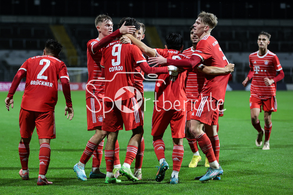 FC Bayern Amateure - 1. FC Nuernberg II | Die Amateure freuen sich ueber den Treffer zum 1-1 durch Lucas Copado Schrobenhauser (FCB #9)