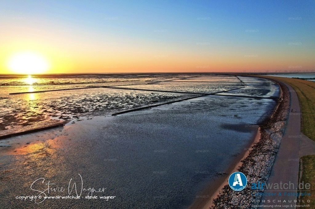 Nordsee, Nordfriesland, Beltringharderkoog, Luettmoorsee, Holmer Siel, Landgewinnung | Landgewinnung & Küstenschutz in Nordfriesland - Seitdem hat sich die Landgewinnung auf Nordstrand auf die Verbesserung der Küstenschutzmaßnahmen und die Wiederherstellung von Naturökosystemen konzentriert. Der Beltringharder Koog, ein 1987 eröffnetes Projekt, hat den Damm zu Land erweitert und Nordstrand von der Inselstatus befreit.