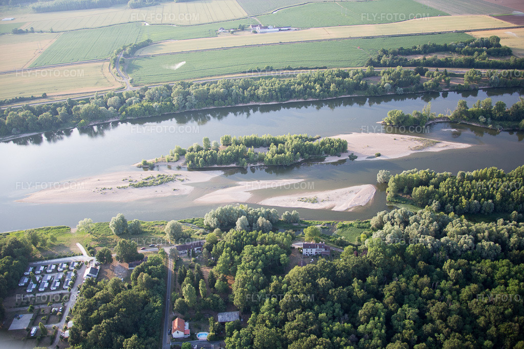 Aerial view: View of the town in Mosnes in the state Indre et Loire, France. – Photo: IMG_082419.jpg taken on 06/20/2015 by Werner Riehm/FLY-FOTO.com – Resolution of the original: 5472 x 3648 px