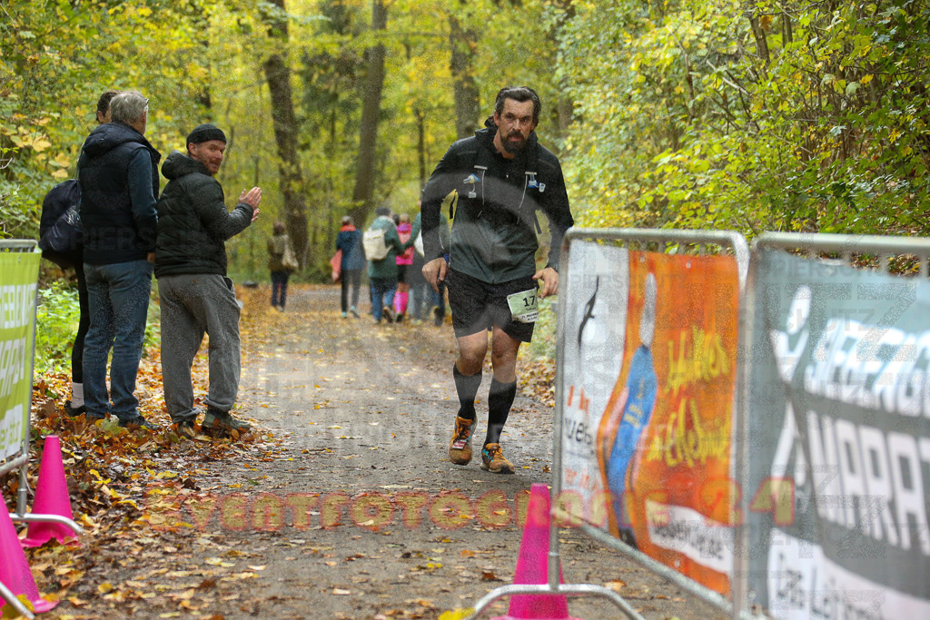 251026_1347_EX1_3965 | Sportfotografie im Rhein-Sieg Kreis, Köln, Bonn, NRW, Rheinland Pfalz, Hessen, etc. Unser Tätigkeitsfeld umfasst den Laufsport vom Volkslauf über den Marathon, Duathlon, Triathon bis zum Ultralauf wie Kölnpfad Ultra oder Schindertrail.