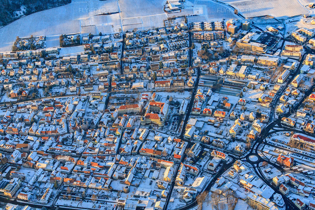 Königstraße mit Schloss Bad Bergzabern im Winter bei Schnee | Luftbild: Königstraße mit Schloss Bad Bergzabern im Winter bei Schnee in Bad Bergzabern im Bundesland Rheinland-Pfalz in Deutschland. Foto: IMG_54709.jpg vom 08.12.2012 durch Werner Riehm/FLY-FOTO.de - Realisiert mit Pictrs.com