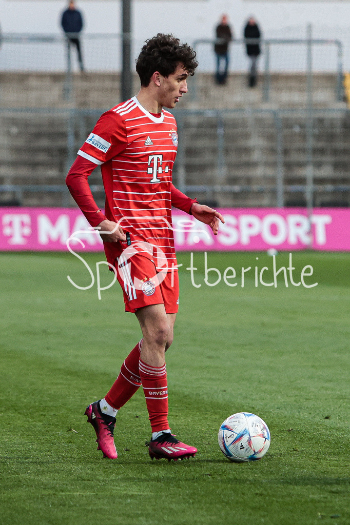 FC Bayern Amateure - FC Augsburg II | Younes AITAMER (FCB #17) am Ball / Einzelfoto / Freisteller