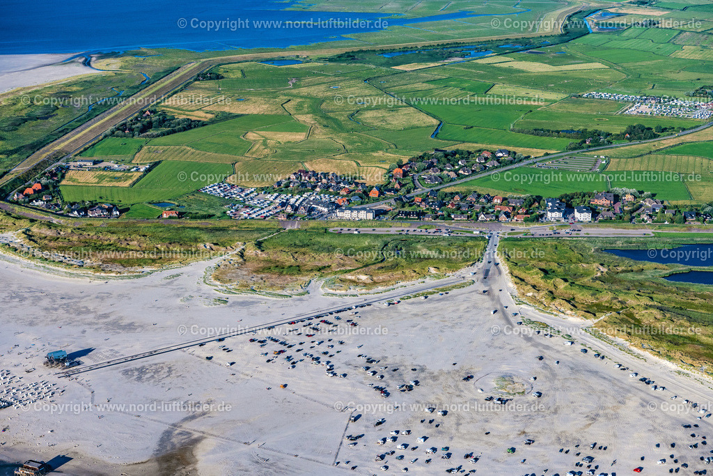 St. Peter-Ording_ELS_5558060822 | SANKT PETER-ORDING 06.08.2022 Küsten- Landschaft am Sandstrand der Badestelle Ording Nord im Ortsteil St. Peter-Ording in Sankt Peter-Ording im Bundesland Schleswig-Holstein, Deutschland. Am Strand vor St. Peter- Ording ist in den Monaten März bis Ende Oktober das Strand- Parken gegen Gebühr erlaubt. Strandparkplatz am Weststrand. // Coastal landscape on the sandy beach of the bathing area Ording Nord in the district St Peter-Ording in Sankt Peter-Ording in the state Schleswig-Holstein, Germany. Foto: Martin Elsen