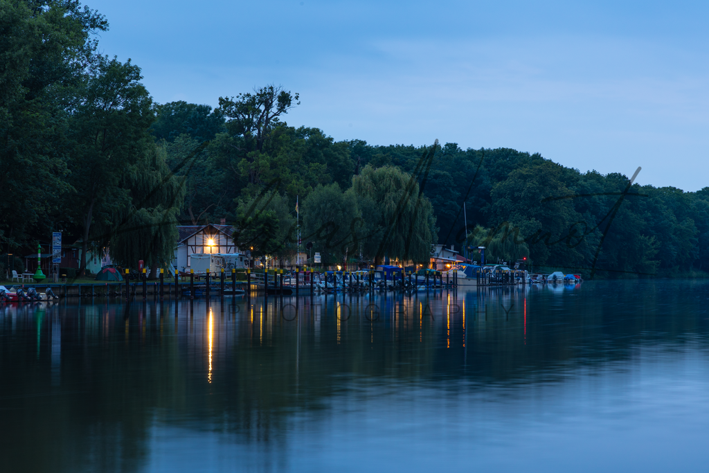 Blaue Stunde am Saaleufer | Blaue Stunde, Blick zum Yachthafen Bernburg (Saale) - Realisiert mit Pictrs.com