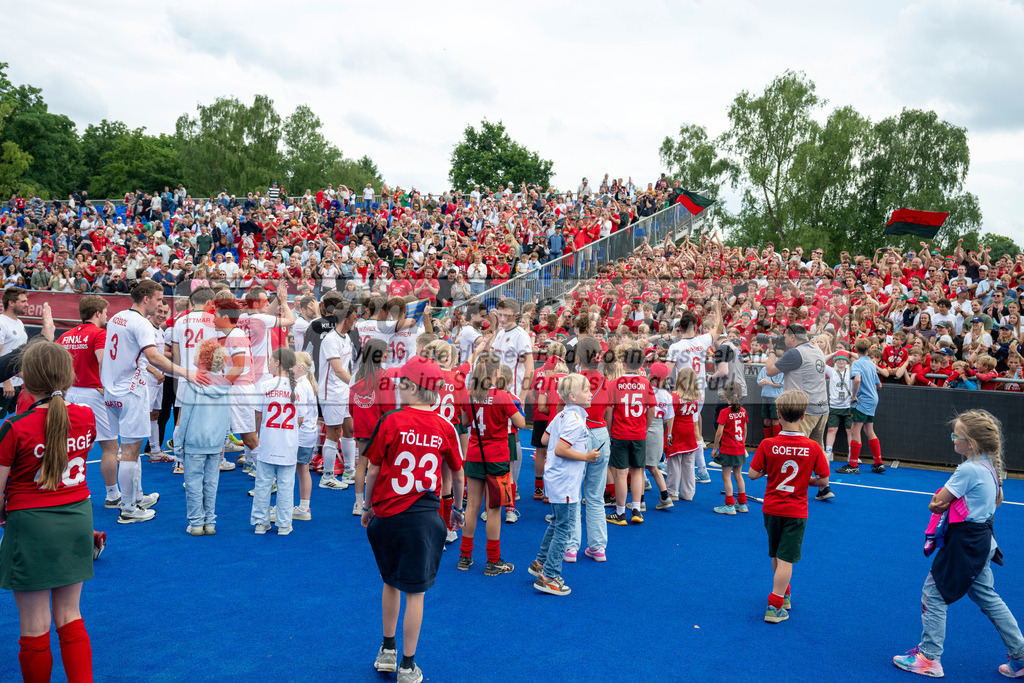 Final4_20250601-1626-Z82_9634 | Krefeld, Deutschland, 01.06.2025:  Feldhockey Final4 2025 – „Deutsche Feldhockey-Meisterschaften 2025“ Crefelder HTC - Rot-Weiss Köln (Finale Herren) im Gerd-Wellen-Hockeyanlage am 01.06.2025 in Krefeld, Deutschland. (Foto von Kramhöller/Fehrmann/Kaste)Krefeld, Germany, 01.06.2025: Feldhockey Final4 2025 – „Deutsche Feldhockey-Meisterschaften 2025“ Harvestehuder HTC - Düsseldorfer HC (Finale Damen) in Gerd-Wellen-Hockeyanlage at 01.06.2025 in Krefeld, Deutschland. (Foto from Kramhöller/Fehrmann/Kaste)