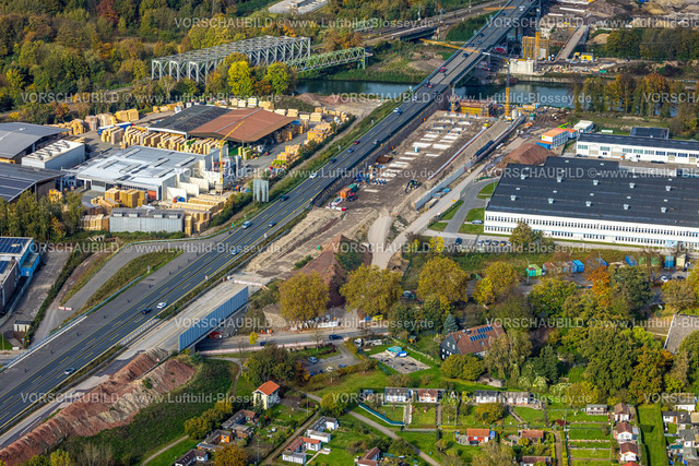Herne241015852 | Luftbild, Emschertalbrücke der Autobahn A43 und der Eisenbahnbrücke über den Fluss Emscher und Rhein-Herne-Kanal, Caspari GmbH & Co. KG Paletten und Holzverpackungen, Brücke Forellstraße, Baukau, Herne, Ruhrgebiet, Nordrhein-Westfalen, Deutschland