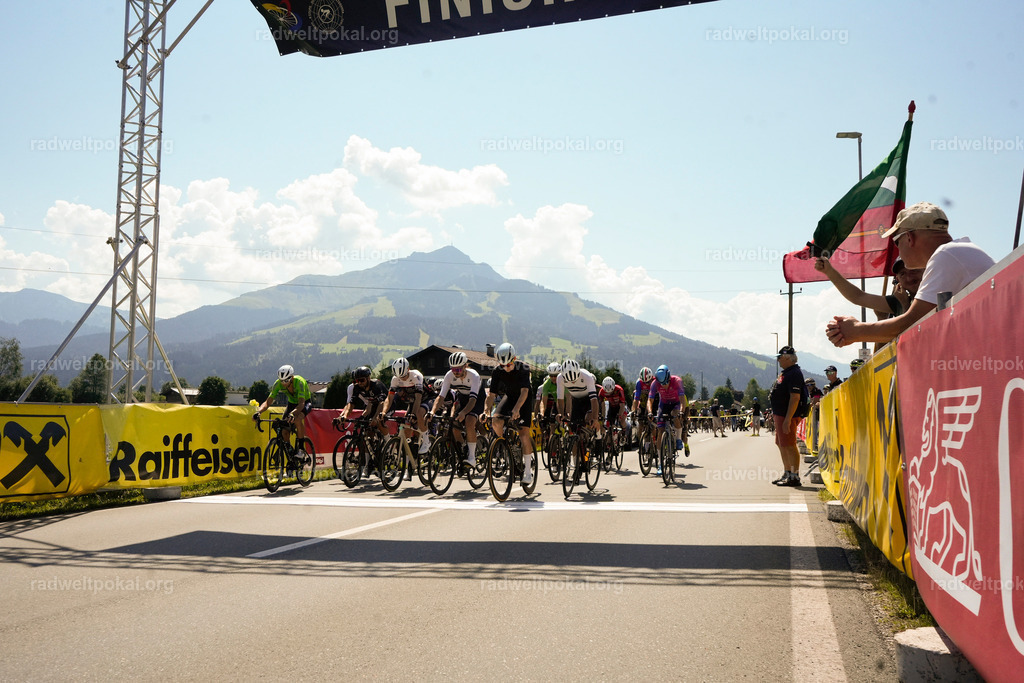 116_20230817_Bewerb_Maenner_Muehlanger | AUT - OESTERREICH, 2023-08-16: SPORT RENNRAD-FAHREN - 55. INTERNATIONALER RADWELTPOKAL IN ST. JOHANN IN TIROL  - Vintage-Radrennen mit WM-Bronze-Medaillen-Siegerin Christina Schweinberger, den Teilnehmer und Alexander Baumann (vom Orginastions-Team) - TAG 2 BEWERB MAENNER IN SECHS GRUPPEN  ; Foto: Roland Muehlanger