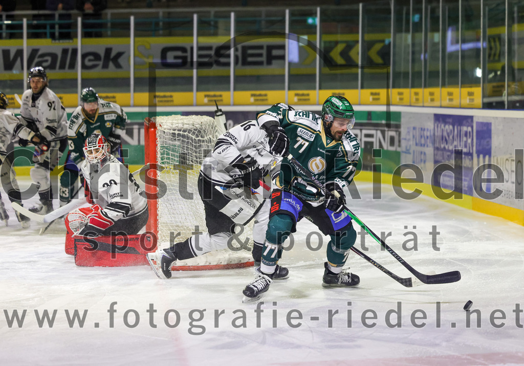 2026-01-30_013_TSV_Erding_gegen_EHF_Passau_Black_Hawks | Erding, Deutschland, 30.01.2026:Eishockey, Oberliga Süd 2025 / 2026, 42. Spieltag, TSV Erding gegen EHF Passau Black Hawks, Endergebnis: 2:6Torwart Janik Engler (EHF Passau Black Hawks, #30), Philipp Faulhaber (EHF Passau Black Hawks, #16), Philipp Michl (Erding Gladiators, #77)Foto: Christian Riedel / fotografie-riedel.net