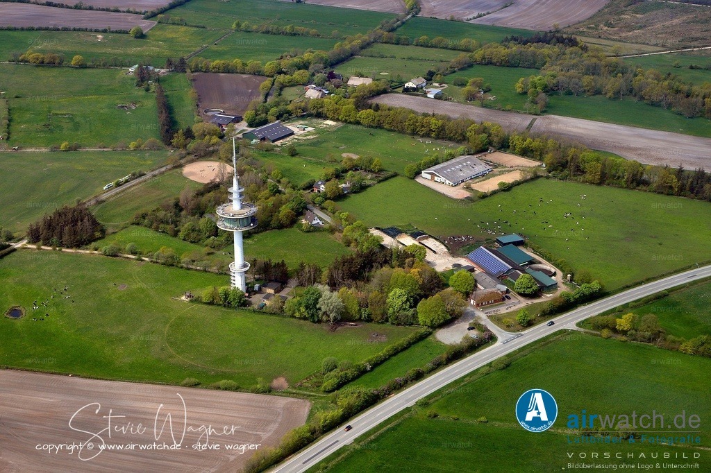Luftbild - Der Stollberg bei Bredstedt in Nordfriesland | Der Stollberg bei Bredstedt in Nordfriesland ist mit 43,4 Metern über Normalhöhennull (NHN) die fünfhöchste Erhebung im Kreis Nordfriesland und gilt als „Balkon Nordfrieslands“ aufgrund des weiten Blicks über die Marsch, die Köge, das Wattenmeer sowie zu den Nordfriesischen Inseln und Halligen.  Der Geestrücken entstand während der Saale- und Weichsel-Eiszeit und liegt direkt an der Bundesstraße 5 in der Gemeinde Bordelum.