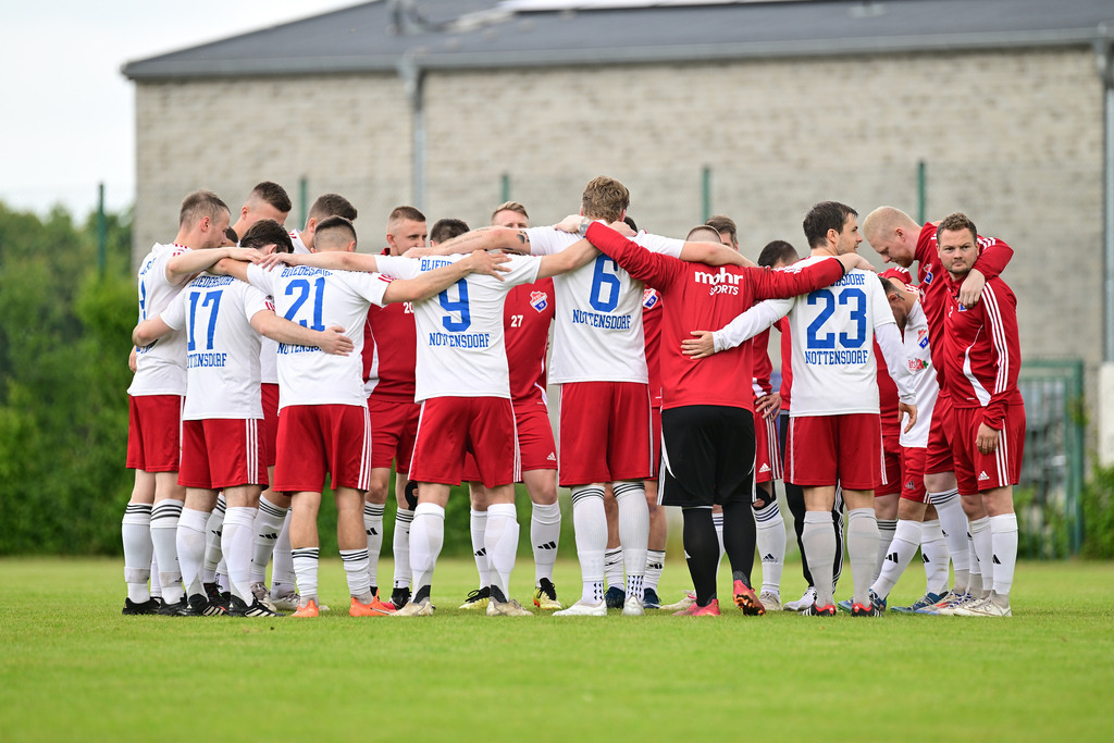 Fußball I Herren I Saison 2024-2025 I Kreisliga I 25. Spieltag I FSV Bliedersdorf-Nottensdorf - VfL Güldenstern Stade II | Der Sportfotograf. - Realisiert mit Pictrs.com