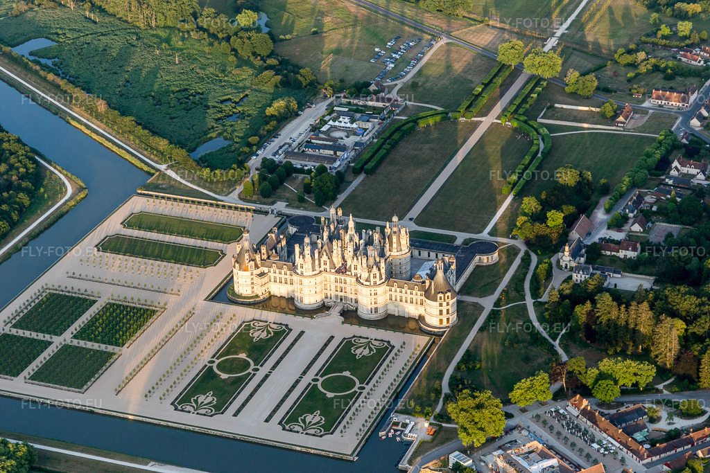 Vue aérienne: Vue de la ville à Chambord dans le département Loir et Cher, France. Photo: IMG_101055.jpg prise le 23/06/2017 par Werner Riehm/FLY-FOTO.euRésolution de l'original: 5472 x 3648 px
