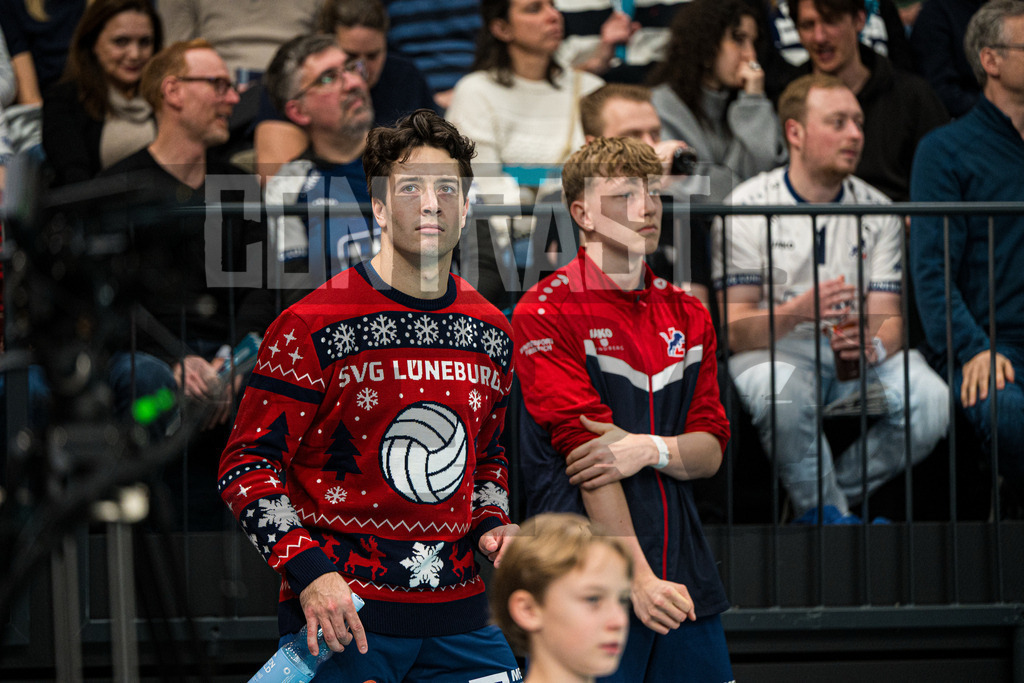 Volleyball I Herren I Saison 2025/2026 I Bundesliga I 8. Spieltag I SVG Lüneburg - SV Warnemünde | Ethan Robert Champlin (20, SVG Lüneburg) am Feldrand - Realisiert mit Pictrs.com