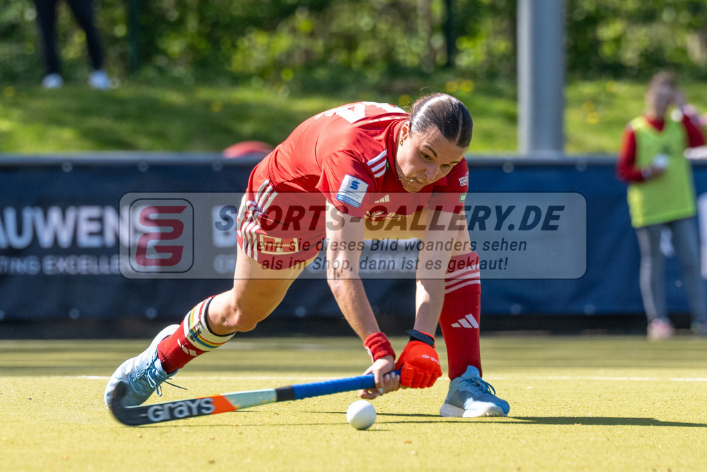 SFE_20250412_0043 | Köln, Deutschland, 12.04.2025:  Hockey 1. Bundesliga Damen Rot-Weiss Köln - Harvestehuder THC im KTHC Stadion Rot-Weiss Köln Tennis and Hockey Club am 12.04.2025 in Köln, Deutschland. (Foto von Stephan Fehrmann)Köln, Germany, 12.04.2025: Hockey 1. Bundesliga Damen Rot-Weiss Köln - Harvestehuder THC in KTHC Stadion Rot-Weiss Köln Tennis and Hockey Club at 12.04.2025 in Köln, Deutschland. (Foto from Stephan Fehrmann)