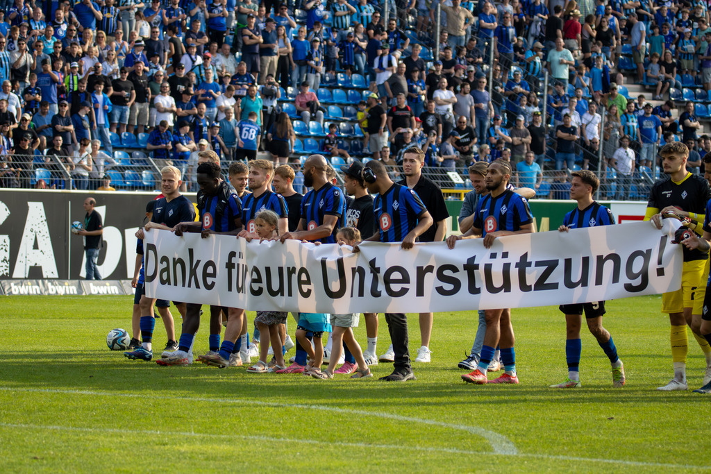 11.05.2024, Fußball 3. Liga, Saison 2023/24, 37. Spieltag: Waldhof Mannheim gegen SV Sandhausen (4:2). Die Spieler feiern den Klassenerhalt und danken den Fans mit einem Plakat für deren Unterstützung | 11.05.2024, Fußball 3. Liga, Saison 2023/24, 37. Spieltag: Waldhof Mannheim gegen SV Sandhausen (4:2). Die Spieler feiern den Klassenerhalt und danken den Fans mit einem Plakat für deren Unterstützung - Realisiert mit Pictrs.com