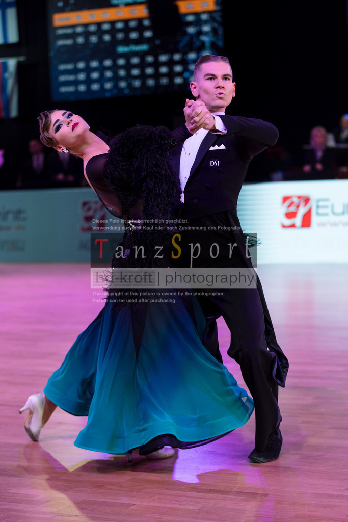 20241215_WDSF_Int_Open_Std-Riga-8795 | Tanzsportbilder, Standardtanz, Lateintanz, WDSF, DTV, LTVB, dancecomp, goc, hessen tanzt, blaues band der spree, walzer, tango, wiener walzer, slowfox, quickstepp, samba, rumba, cha-cha-cha, paso doble. jive, hd-kroft photography, turniertanzsport