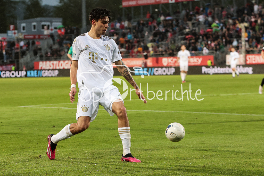 FC Würzburger Kickers - FC Bayern Amateure | Lucas Fernando COPADO SCHROBENHAUSER (FCB #9) nach wieder auf dem Platz / Comeback / Einzelfoto / Freisteller