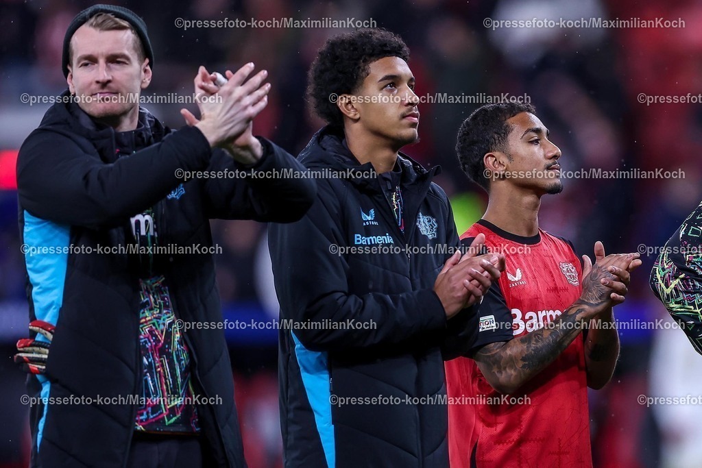 UCL29012502318 | 29.01.2025, Fußball, Bayer 04 Leverkusen - AC Sparta Prag, UEFA Champions League, 8. Spieltag, BayArena, Saison 2024 2025: Torwart Lukas Hradecky (Bayer04 Leverkusen #1), Francis Onyeka (Bayer04 Leverkusen #40) nebenArthur (Bayer04 Leverkusen #13)