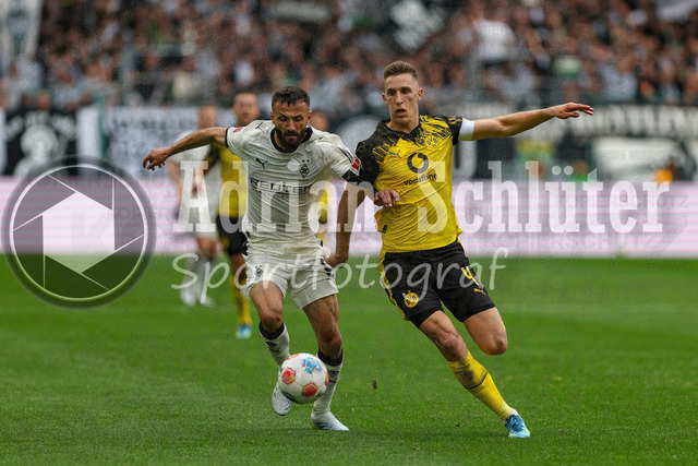 03.05.2026, GER, Fussball, Herren, 1. BL, Saison 2025/2026, Borussia Mönchengladbach - Borussia Dortmund | Franck Honorat (Borussia Mönchengladbach) und Nico Schlotterbeck (BVB) im Kampf um den Ball 