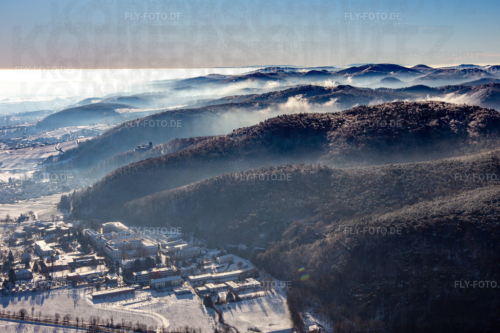 Pfalzklinik Landeck von Nordwesten bei Winter im Schnee | Luftbild: Pfalzklinik Landeck von Nordwesten bei Winter im Schnee in Klingenmünster im Bundesland Rheinland-Pfalz in Deutschland. Foto: IMG_139819.jpg vom 20.01.2024 durch ©2025 Werner Riehm fly-foto.de/copyright - Realisiert mit Pictrs.com