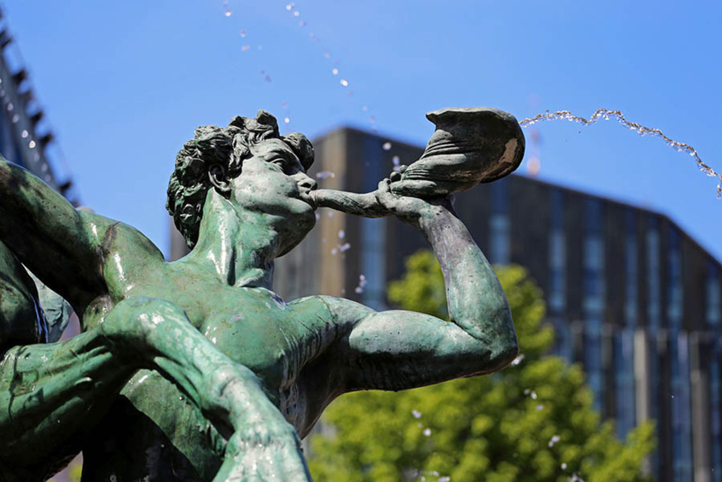 Foto: Leipzig - Mendebrunnen - Triton | Das Team hinter BILDLEXIKON LEIPZIG bündelt historische wie aktuelle Informationen über die Stadt Leipzig in Text und Bild auf einer Plattform und stellt diese der interessierten Öffentlichkeit zur Verfügung.