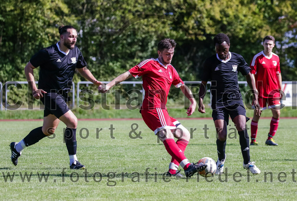 2023-09-02_055_SG_Markt_Schwaben_II_gegen_SV_Internationale_Taufkirchen_II | Markt Schwaben, Deutschland, 02.09.2023:
Fußball, C-Klasse 2023 / 2024, 3. Spieltag, (SG) Markt Schwaben II gegen SV Internationale Taufkirchen II, Endergebnis: 6:2

Oguz Arslan (SV Internationale Taufkirchen, #15), Marcel Götz (SG Markt Schwaben, #14), Cheick Fofana (SV Internationale Taufkirchen, #8)

Foto: Christian Riedel / fotografie-riedel.net