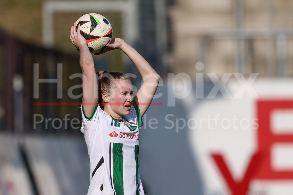 Fussball, 2. Frauen-Bundesliga, SV Meppen - Borussia Mönchengladbach | v.li.: Sam Drissen (Borussia Mönchengladbach, 15) beim Einwurf, Aktion, Action, Spielszene, Portrait, Nahaufnahme, Einzelfoto, Einzelbild, DIE DFB-RICHTLINIEN UNTERSAGEN JEGLICHE NUTZUNG VON FOTOS ALS SEQUENZBILDER UND/ODER VIDEOÄHNLICHE FOTOSTRECKEN. DFB REGULATIONS PROHIBIT ANY USE OF PHOTOGRAPHS AS IMAGE SEQUENCES AND/OR QUASI-VIDEO.
