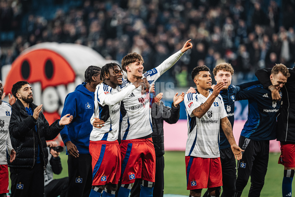 Fußball | Männer | Saison 2024/2025 | 2. Fußball-Bundesliga | 25. Spieltag | Hamburger SV vs. Fortuna Düsseldorf | 08.03.2025 | v.l. Fabio Balde (#45, HSV), Otto Emerson Stange (#49, HSV) und Ransford Königsdörffer (#11, HSV) feiern nach dem Sieg