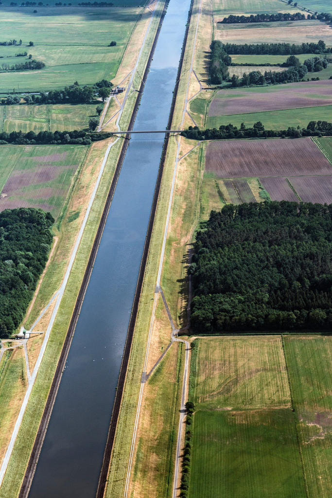 dr__dsc1407.jpg | ARTLENBURG 05.06.2018 Kanalverlauf und Uferbereiche der Wasserstraße der Binnenschiffahrt Elbe Seitenkanal in Artlenburg im Bundesland Niedersachsen, Deutschland. // Channel flow and river banks of the waterway shipping Elbe Seitenkanal in Artlenburg in the state Lower Saxony, Germany. Foto: Daniel Reiter
