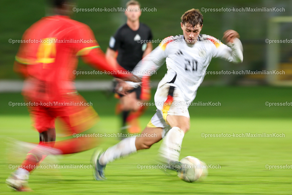 WUP14102401036 | 14.10.2024, Fußball, U20 Länderspiel Deutschland - Ghana, Stadion am Zoo, Wuppertal, Saison 2024 2025: Zweikampf zwischen Antwi Dacosta (Ghana #4) und Maurice Krattenmacher (GER #20)